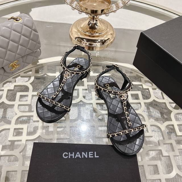 Chanel 小香2025ss春夏最新走秀时装 链条装饰 顶级品质！精确到1：1 轻奢而不累脚、上脚可随意搭配春夏的服饰、更加彰显质感和品味、简约中带奢华的外观