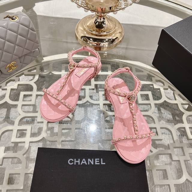 Chanel 小香2025ss春夏最新走秀时装 链条装饰 顶级品质！精确到1：1 轻奢而不累脚、上脚可随意搭配春夏的服饰、更加彰显质感和品味、简约中带奢华的外观