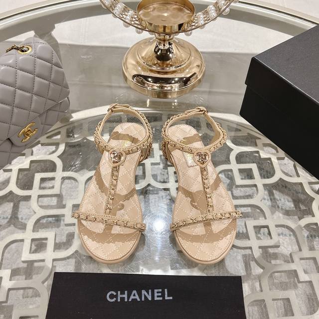 Chanel 小香2025ss春夏最新走秀时装 链条装饰 顶级品质！精确到1：1 轻奢而不累脚、上脚可随意搭配春夏的服饰、更加彰显质感和品味、简约中带奢华的外观