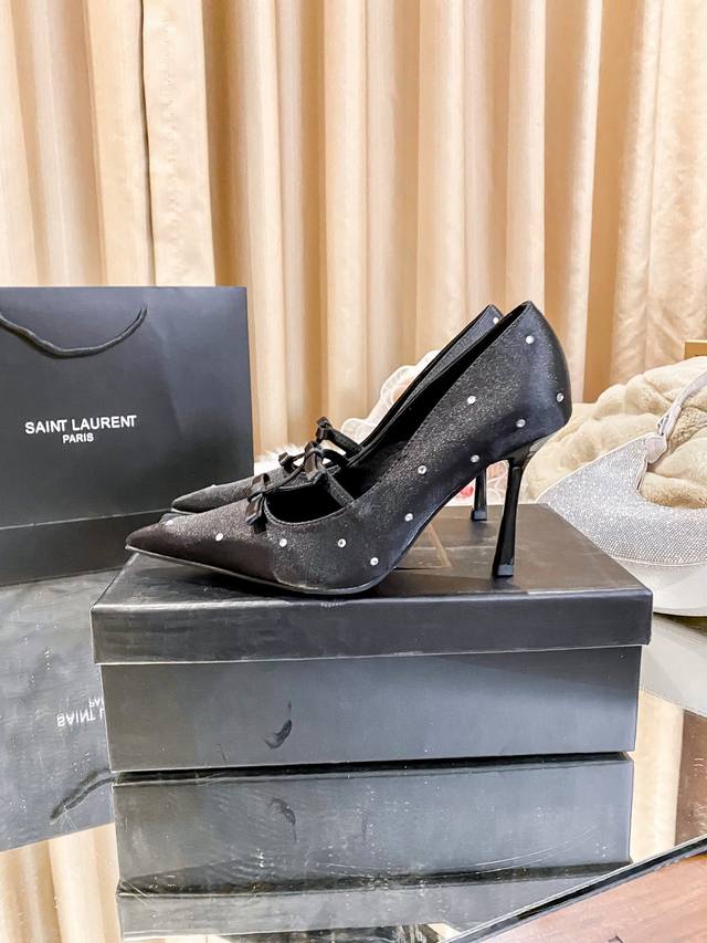 橙子出厂价 SAINT LAURENT 圣罗兰 2025新款 YSL蝴蝶结水钻尖头高跟鞋 黑色细跟单鞋材质：进口绸缎跟高：7CM、9CM码数：34-41