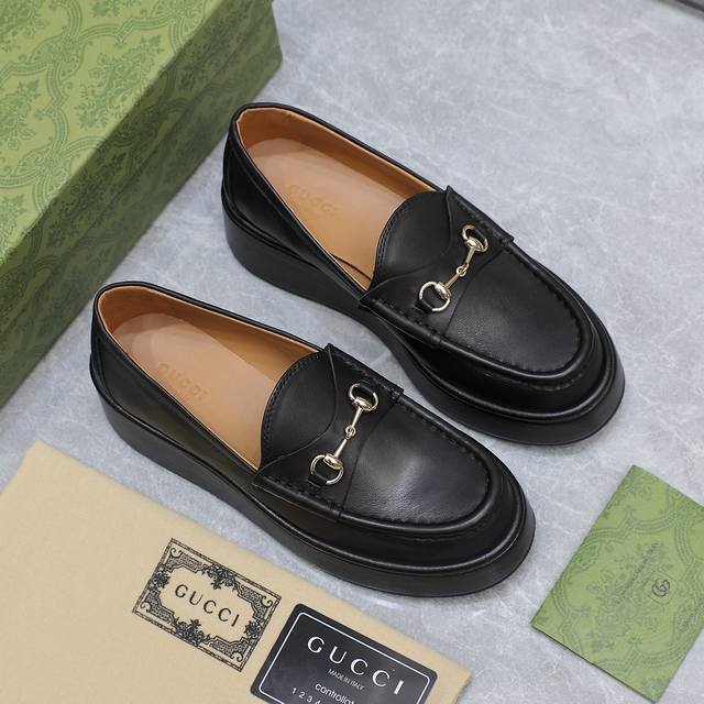 橙子出厂价 Gucci 古驰新款厚底防水台乐福鞋这双松糕厚底绝对是腿精必备神器，显高显瘦，老花布 黑色经典百搭王。搭配标志性的品牌金属扣饰，加上坡跟设计轻松拥有