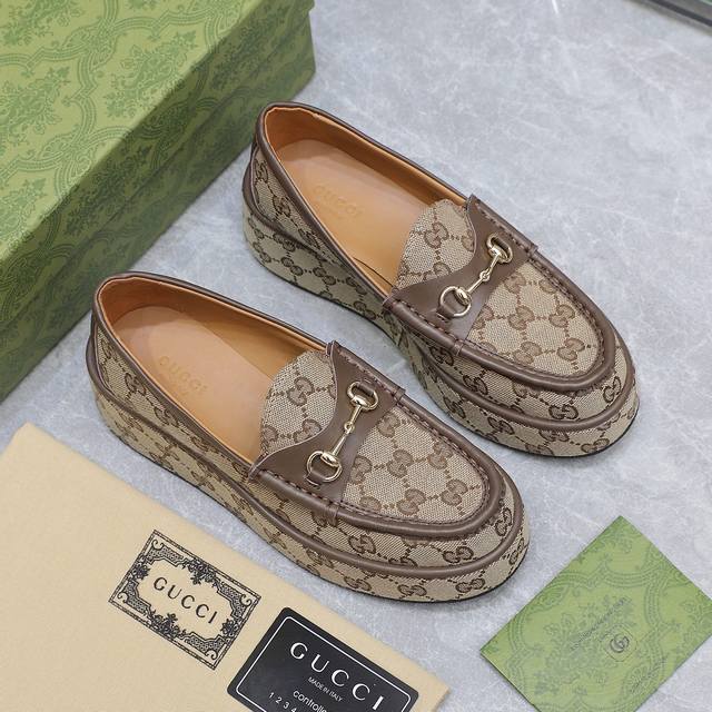 橙子出厂价 Gucci 古驰新款厚底防水台乐福鞋这双松糕厚底绝对是腿精必备神器，显高显瘦，老花布 黑色经典百搭王。搭配标志性的品牌金属扣饰，加上坡跟设计轻松拥有