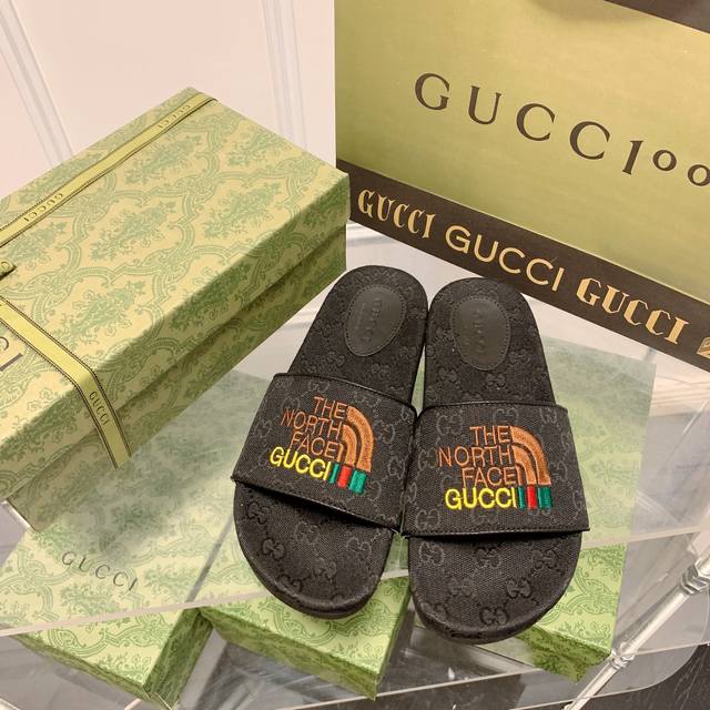 橙子出厂价 GUCCI 古驰春夏新款 北面联名款凉拖 电绣平底拖鞋 情侣款两个处于各自领域翘楚地位的品牌，将时尚单品与复古美学融为一体，北面的标志性 Logo搭