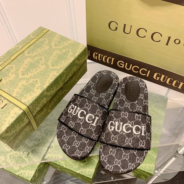 橙子出厂价 GUCCI 古驰春夏新款 北面联名款凉拖 电绣平底拖鞋 情侣款两个处于各自领域翘楚地位的品牌，将时尚单品与复古美学融为一体，北面的标志性 Logo搭