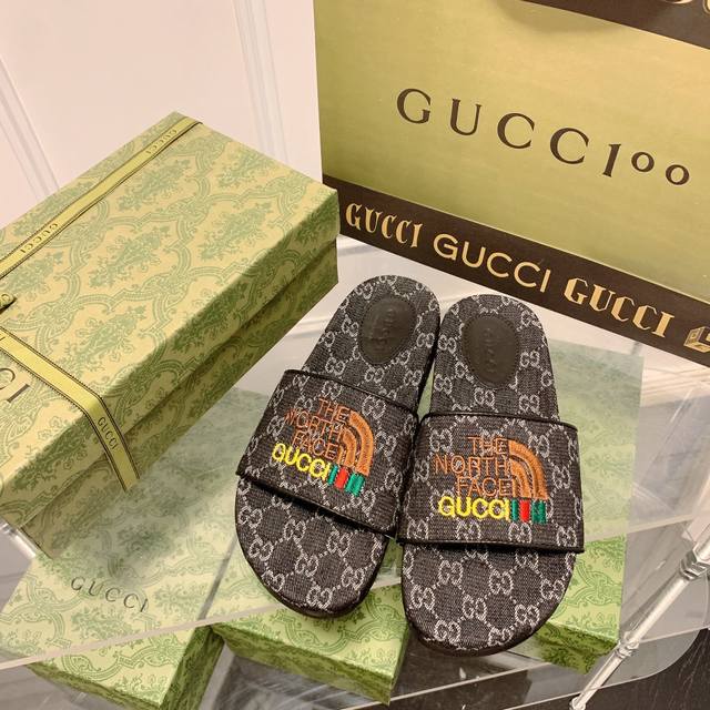 橙子出厂价 GUCCI 古驰春夏新款 北面联名款凉拖 电绣平底拖鞋 情侣款两个处于各自领域翘楚地位的品牌，将时尚单品与复古美学融为一体，北面的标志性 Logo搭