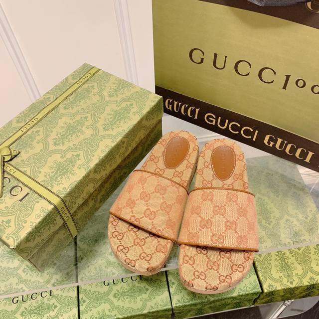 橙子出厂价 GUCCI 古驰春夏新款 北面联名款凉拖 电绣平底拖鞋 情侣款两个处于各自领域翘楚地位的品牌，将时尚单品与复古美学融为一体，北面的标志性 Logo搭