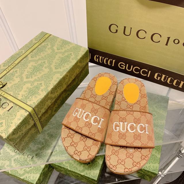 橙子出厂价 GUCCI 古驰春夏新款 北面联名款凉拖 电绣平底拖鞋 情侣款两个处于各自领域翘楚地位的品牌，将时尚单品与复古美学融为一体，北面的标志性 Logo搭