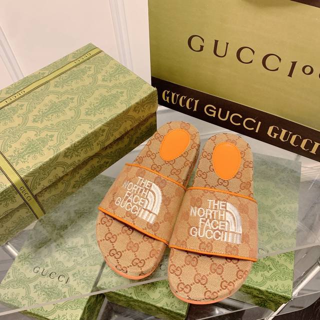 橙子出厂价 GUCCI 古驰春夏新款 北面联名款凉拖 电绣平底拖鞋 情侣款两个处于各自领域翘楚地位的品牌，将时尚单品与复古美学融为一体，北面的标志性 Logo搭