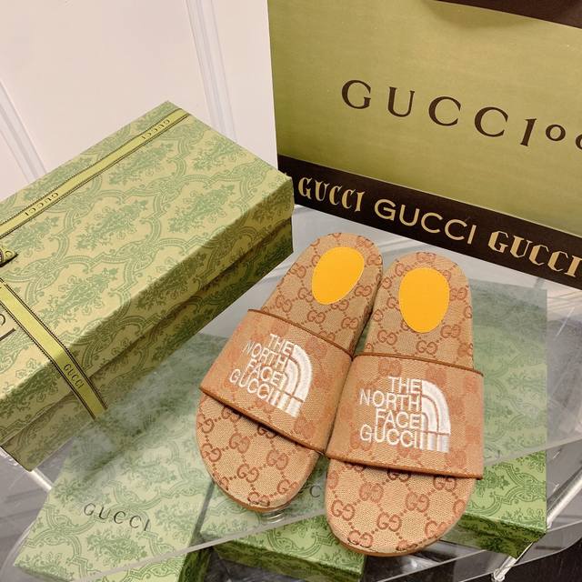 橙子出厂价 GUCCI 古驰春夏新款 北面联名款凉拖 电绣平底拖鞋 情侣款两个处于各自领域翘楚地位的品牌，将时尚单品与复古美学融为一体，北面的标志性 Logo搭