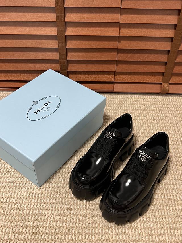 橙子出厂价 PRADA 普拉达新款 松糕厚底乐福鞋 系带小皮鞋单鞋刘雯众多网红上脚，今年非常爆，穿上 增高 休闲两不失误，清爽的表现足以表达对鞋子的个个细节的把