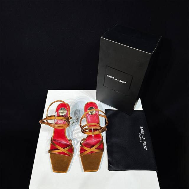 橙子出厂价 Saint Laurent 圣罗兰 YSL字母跟 细带方头高跟凉鞋颜色：黑色字母跟、金色字母跟跟高：8CM码数：34-40