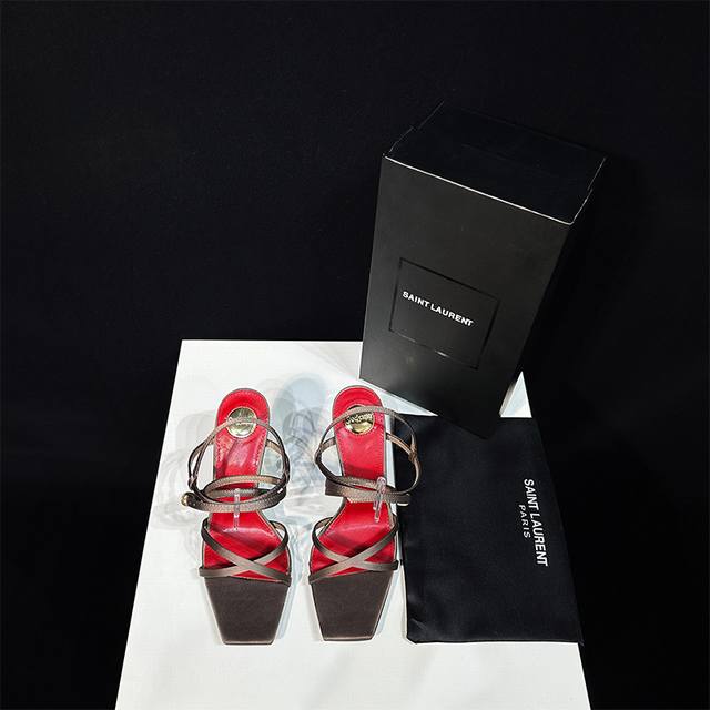 橙子出厂价 Saint Laurent 圣罗兰 YSL字母跟 细带方头高跟凉鞋颜色：黑色字母跟、金色字母跟跟高：8CM码数：34-40