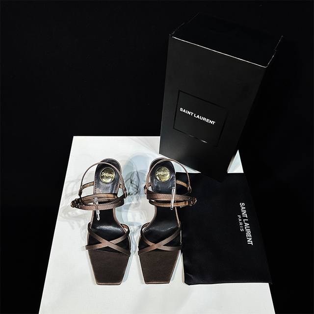 橙子出厂价 Saint Laurent 圣罗兰 YSL字母跟 细带方头高跟凉鞋颜色：黑色字母跟、金色字母跟跟高：8CM码数：34-40