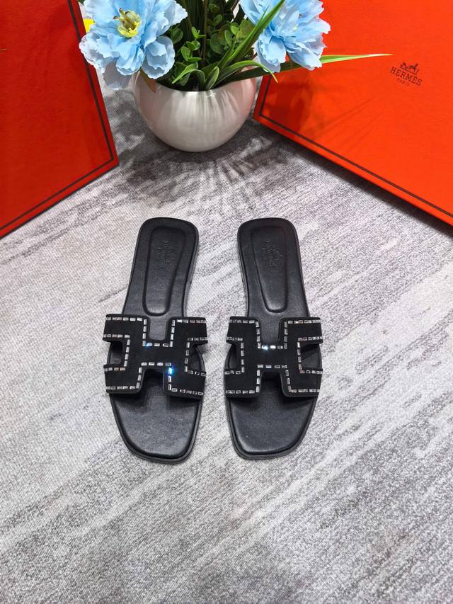 橙子出厂价 HERMES 爱马仕 夏季经典平底H拖鞋 旅游度假沙滩凉拖面料：水钻码数：35-42