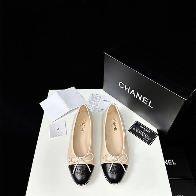 橙子出厂价 CHANEL 香奈儿春夏新款 蝴蝶结拼色芭蕾舞鞋 圆头浅口平底单鞋小香最经典的鞋子，基础单鞋样式，鞋型修长秀气，小巧的圆形鞋头，顶端一枚系绳蝴蝶结点