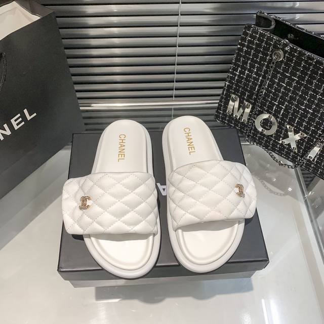 橙子出厂价 CHANEL 香奈儿春夏新款 菱格魔术贴拖鞋 厚底凉拖 情侣款官网主推款。高级感十足！国内外博主刷爆的一款，复古又时髦 上脚美炸了！ 鞋面：高定制丝