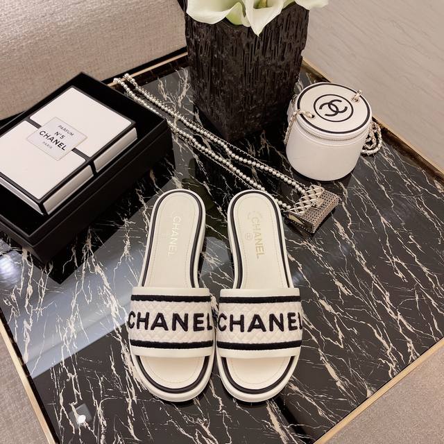 橙子出厂价 CHANEL 香奈儿春夏新款 刺绣粗跟拖鞋 厚底凉拖这款蜜儿拖真的靠抢，专柜断货王，超V首批拿到，现在专柜很难买到，各大博主也强烈推荐，上脚更是要沦