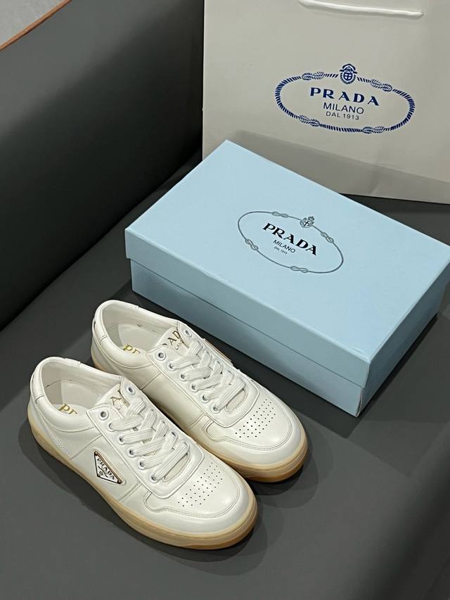 出厂： prad*普拉达2024春款休闲鞋运动板鞋皮革运动鞋让整双鞋轻便舒适 鲜艳色彩 满足不同风格时髦人士的多种选择，每一个设计元素都踩在时髦点上！面料：牛皮