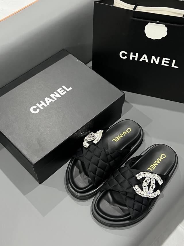 出厂： Chanel的本命年吗这么火的 chanel拖鞋#上街穿的拖鞋 #好穿又好搭 #凉拖香奶奶又一力作#香奈儿魔术贴拖鞋24年最新款菱格大钻扣上脚穿真的舒适