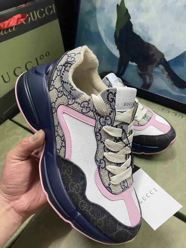 出厂： Gucci 古驰 经典休闲男女运动鞋 增高厚底老爹鞋 情侣款此款老爹鞋在今年仍然还是很受欢迎。对于爱美的人来说，鞋柜里不仅应该有一双白色的鞋子，还应该配