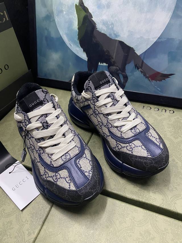 出厂： Gucci 古驰 经典休闲男女运动鞋 增高厚底老爹鞋 情侣款此款老爹鞋在今年仍然还是很受欢迎。对于爱美的人来说，鞋柜里不仅应该有一双白色的鞋子，还应该配
