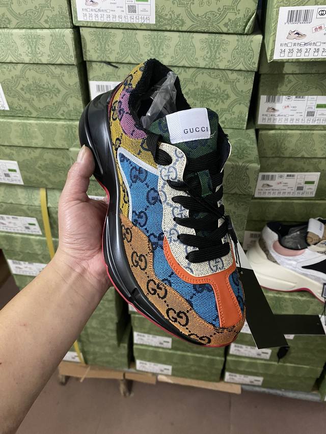 出厂： Gucci 古驰 经典休闲男女运动鞋 增高厚底老爹鞋 情侣款此款老爹鞋在今年仍然还是很受欢迎。对于爱美的人来说，鞋柜里不仅应该有一双白色的鞋子，还应该配
