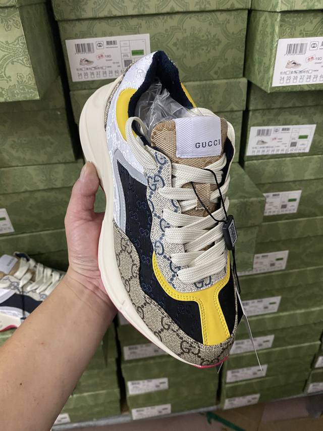 出厂： Gucci 古驰 经典休闲男女运动鞋 增高厚底老爹鞋 情侣款此款老爹鞋在今年仍然还是很受欢迎。对于爱美的人来说，鞋柜里不仅应该有一双白色的鞋子，还应该配