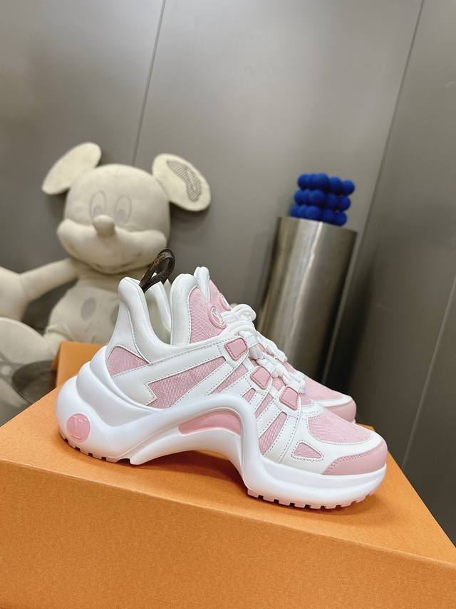 拱桥系列运动老爹鞋 驴家拱桥老爹鞋充满未来感的运动鞋以弹力十足的拱形外底搭配醒目的大尺寸鞋舌与低帮构造，突显细腻的女鞋风格。”所以，也是因为其拱形鞋底、轻盈设计