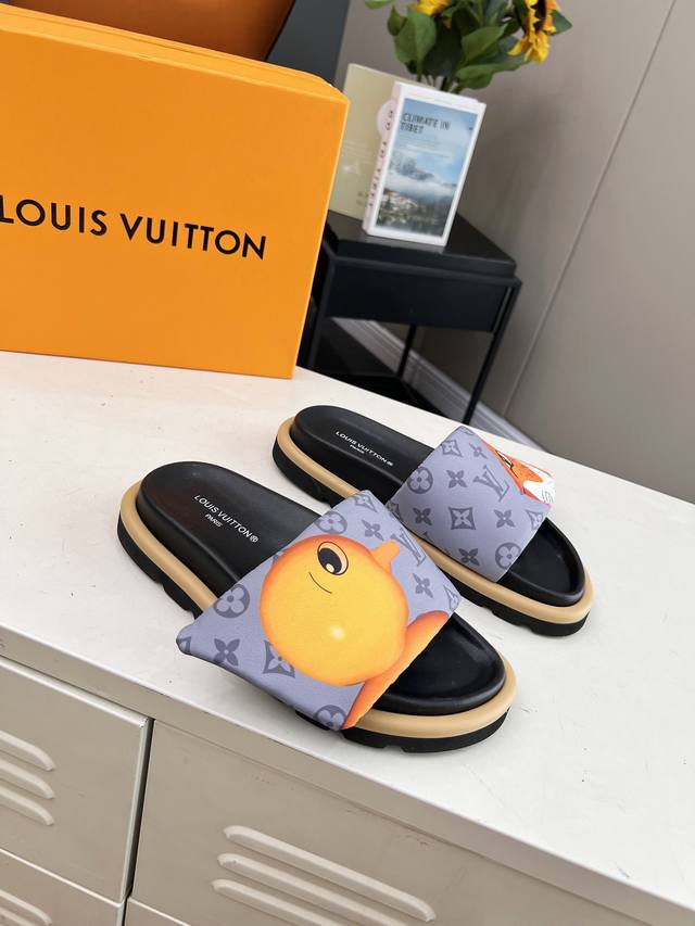 lv驴牌l家 2024爆款 浮雕logo 压花 凉拖鞋 本款 ol llow comfort 平底凉拖取材科技织物，以高频压印技术重绎 monogram 图案。