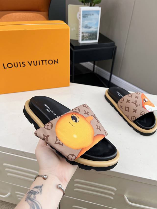 lv驴牌l家 2024爆款 浮雕logo 压花 凉拖鞋 本款 ol llow comfort 平底凉拖取材科技织物，以高频压印技术重绎 monogram 图案。