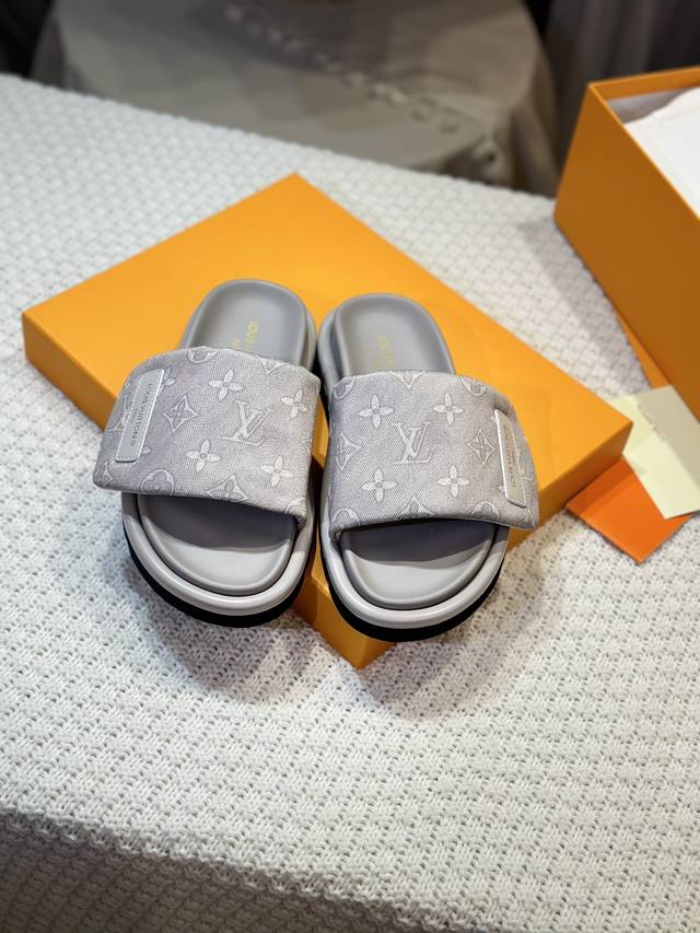 驴家拖鞋 情侣款 2024最新款-- LOUIS VUITTON 路易威登 最新时尚休闲半拖鞋～代购级当季最新潮品 众多博主纷纷种草，入购原版开模定制，鞋面采用