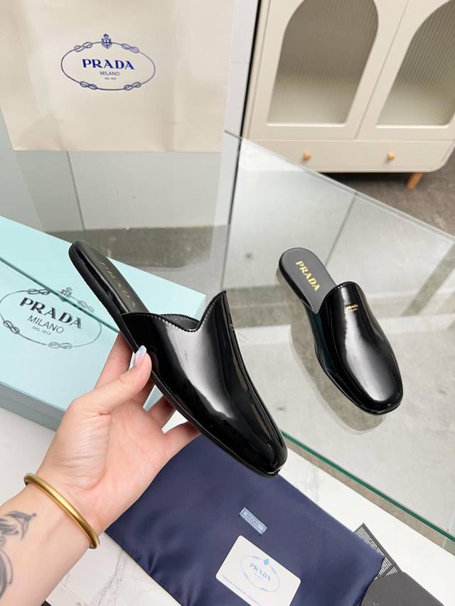 Prad* 25ss 普拉达走秀款复古半拖爆款！走秀款 复古感时髦满满 随意百搭 时尚休闲 独到味道，人人都爱也轻松驾驭 每年都会爆.足以征服你，穿上它，休闲时