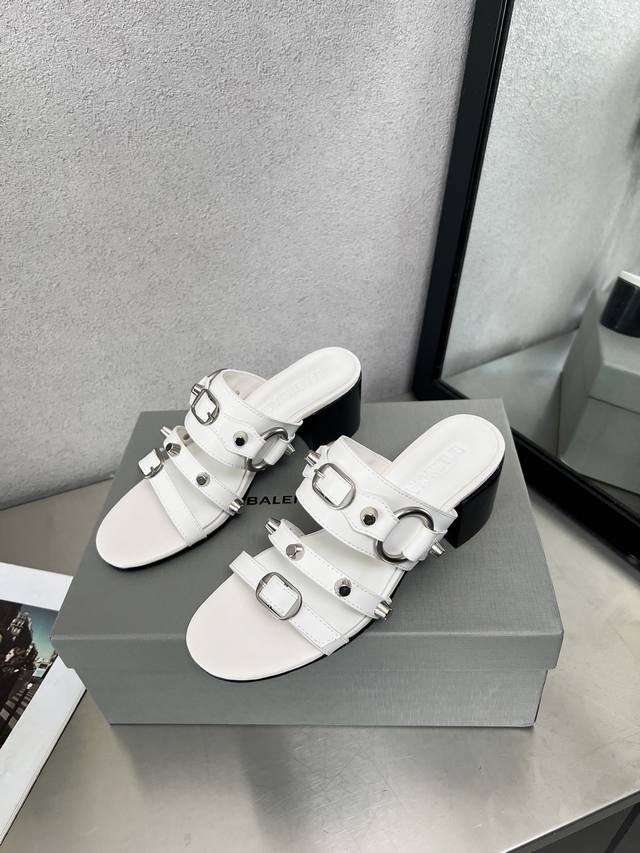 25ss Balenciaga 巴黎世家最新系列个性铆钉真皮大底，层皮粗跟拖鞋牛皮面35-41，出厂