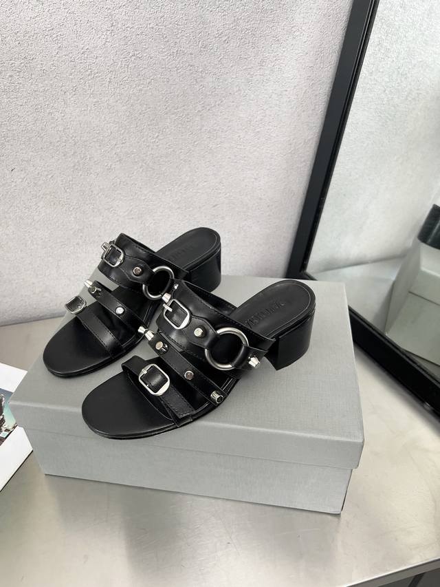 25ss Balenciaga 巴黎世家最新系列个性铆钉真皮大底，层皮粗跟拖鞋牛皮面35-41，出厂
