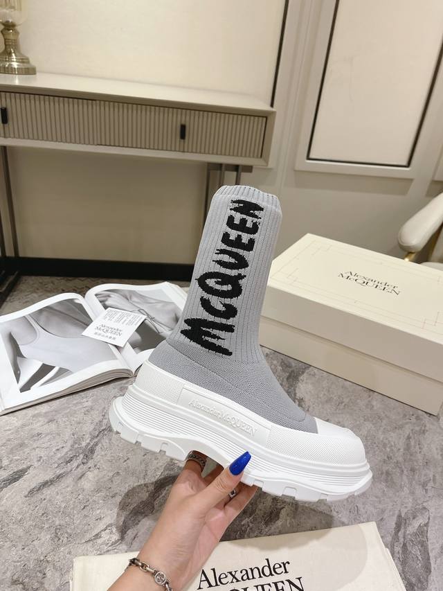 麦昆麦昆飞织袜靴 秋冬新款 McQueen Graffiti针织Tread Slick靴鞋子独特的个性设计，增高瘦腿，瘦腿神款，上脚超有风范#麦昆飞织袜筒靴 罗