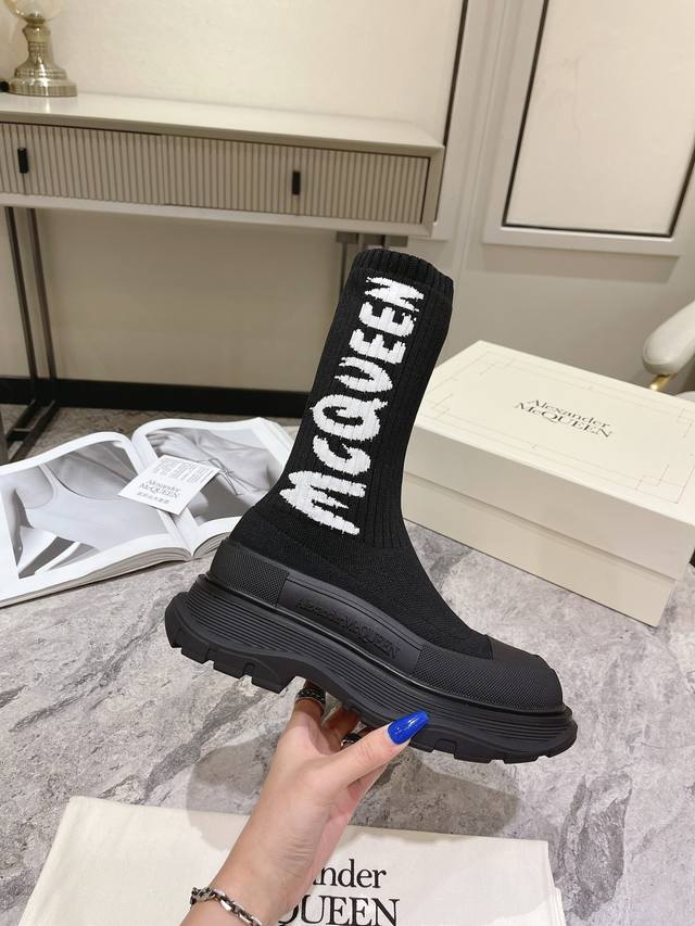 麦昆麦昆飞织袜靴 秋冬新款 McQueen Graffiti针织Tread Slick靴鞋子独特的个性设计，增高瘦腿，瘦腿神款，上脚超有风范#麦昆飞织袜筒靴 罗