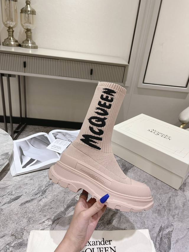 麦昆麦昆飞织袜靴 秋冬新款 McQueen Graffiti针织Tread Slick靴鞋子独特的个性设计，增高瘦腿，瘦腿神款，上脚超有风范#麦昆飞织袜筒靴 罗