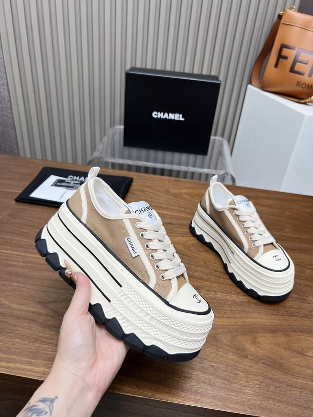 顶级版本，原单品质！！！Chanel香奈儿 2025饼干鞋专柜顶级休闲款运动鞋这款经典设计；鞋面多种工艺的风格；大底却时尚运动；不平凡的拥入了多种配色元素 多元