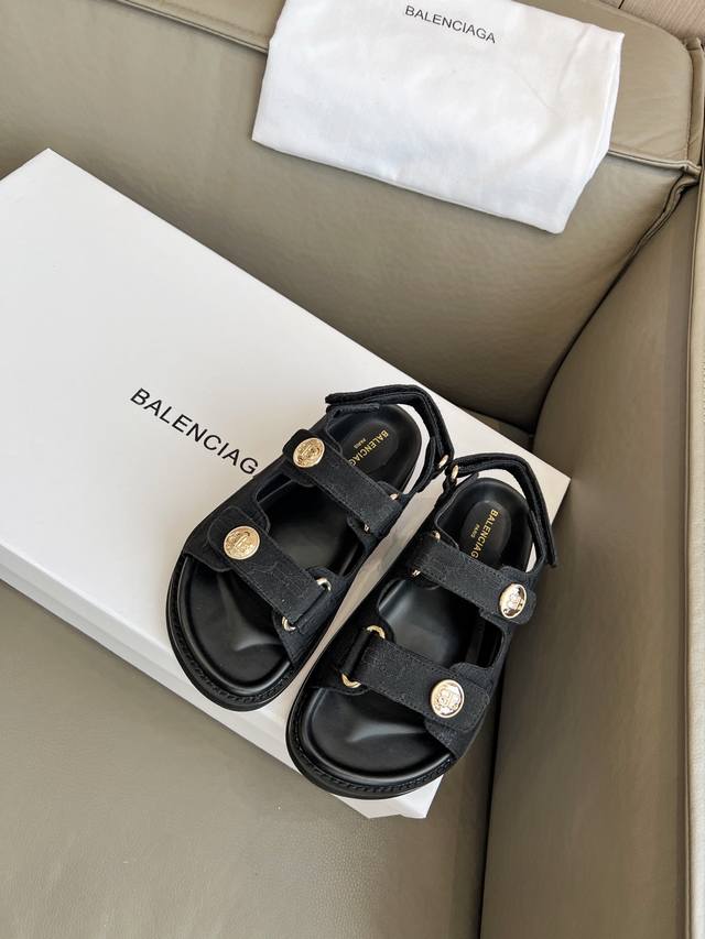 2025春夏BALENCIAGA 巴黎世家 爆款推荐这款鞋今年非常爆，独立风格各处无可挑剔的细节做工。码数35-40码 41克定做。出厂价