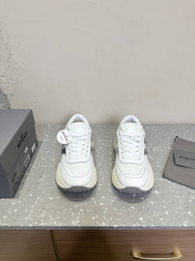 男码+10 HOGAN 霍根 25ss早春新款 情侣款 运动鞋 休闲鞋新品86er系列H671运动休闲鞋复古时尚厚底鞋，以经典而不失时尚的设计演绎品牌风格，纪念