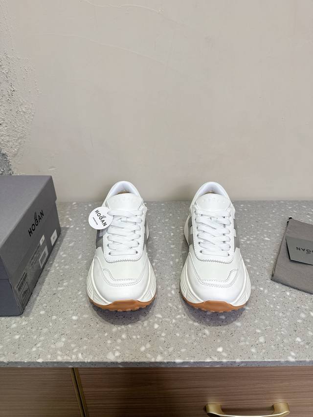 男码+10 HOGAN 霍根 25ss早春新款 情侣款 运动鞋 休闲鞋新品86er系列H671运动休闲鞋复古时尚厚底鞋，以经典而不失时尚的设计演绎品牌风格，纪念