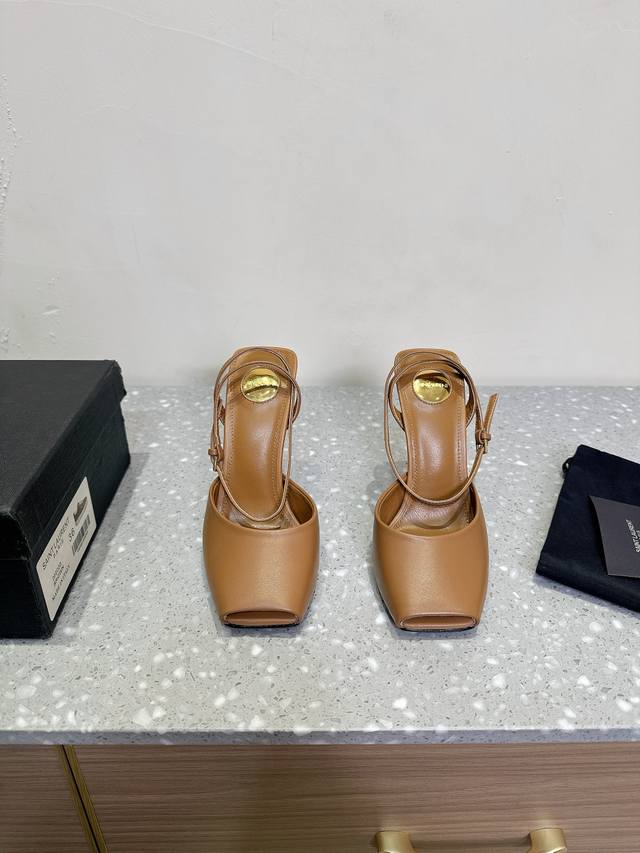 SAINT LAURENT 杨树林 25ss早春 新款 小细高跟 凉鞋 设计更稳更好穿 小姐姐的美丽尤物高跟鞋 优雅迷人性感 女人味十足！鞋面：原版进口漆皮 牛