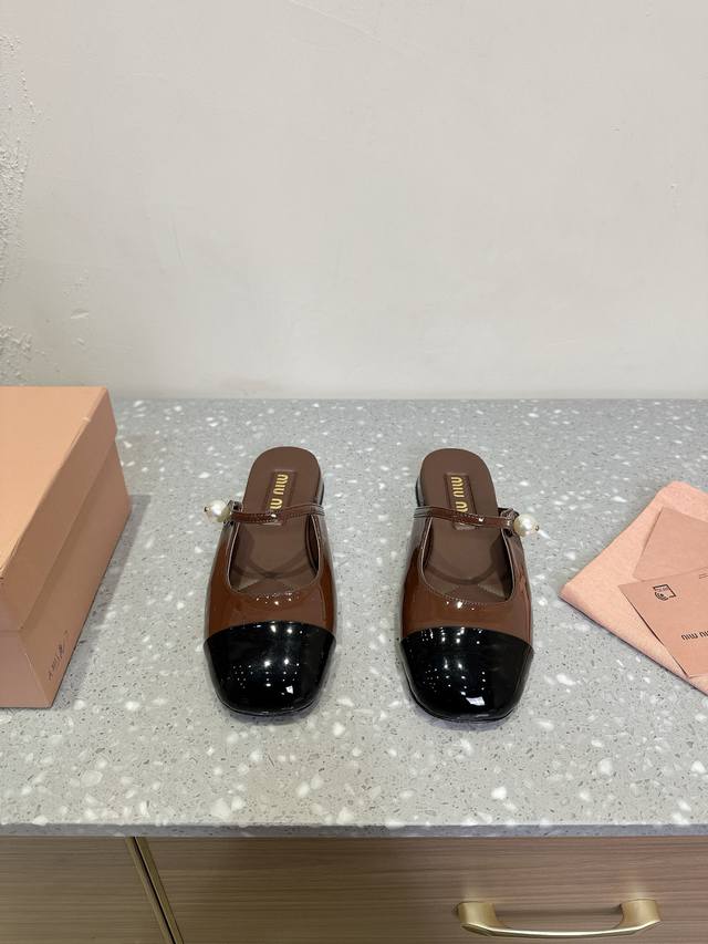 Miu Miu 缪缪 25ss春夏 小粗跟 玛丽珍 半拖 上脚果然更惊艳~个性设计非常百搭，而且高度也太适合我了，穿着不累脚 绝对入手不亏的一双！面料：原版进口