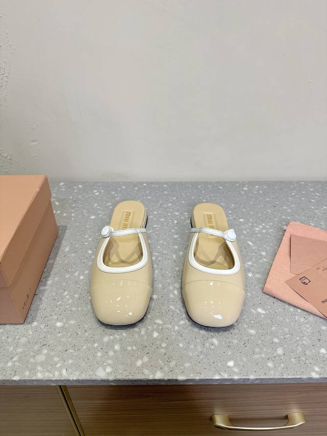Miu Miu 缪缪 25ss春夏 小粗跟 玛丽珍 半拖 上脚果然更惊艳~个性设计非常百搭，而且高度也太适合我了，穿着不累脚 绝对入手不亏的一双！面料：原版进口