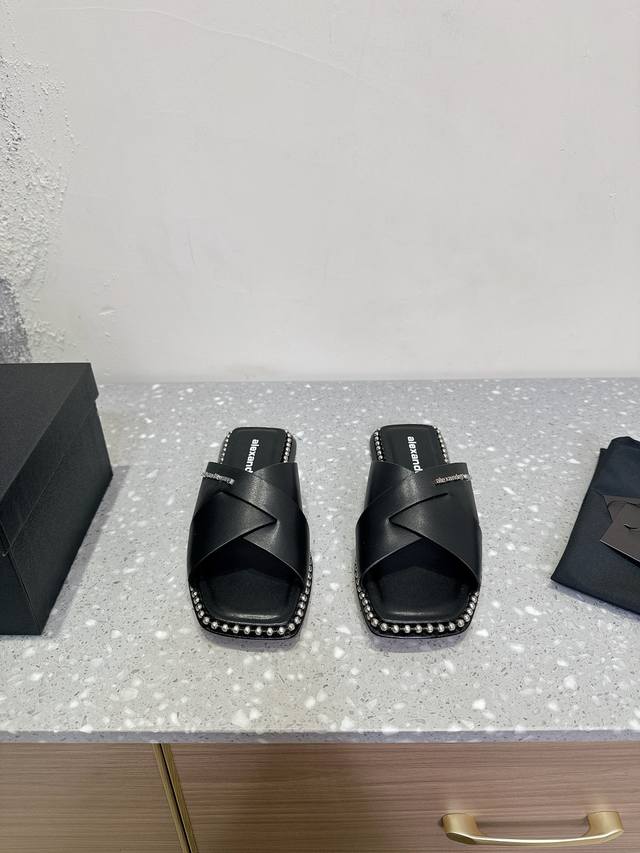AlexanderWang 大王 25ss春夏最新款 凉拖鞋 个性御姐风 超有质感 爱了爱了 该款设计简约上脚时尚舒服 夏季不可缺少的一款大王呈现焕然一新的标志