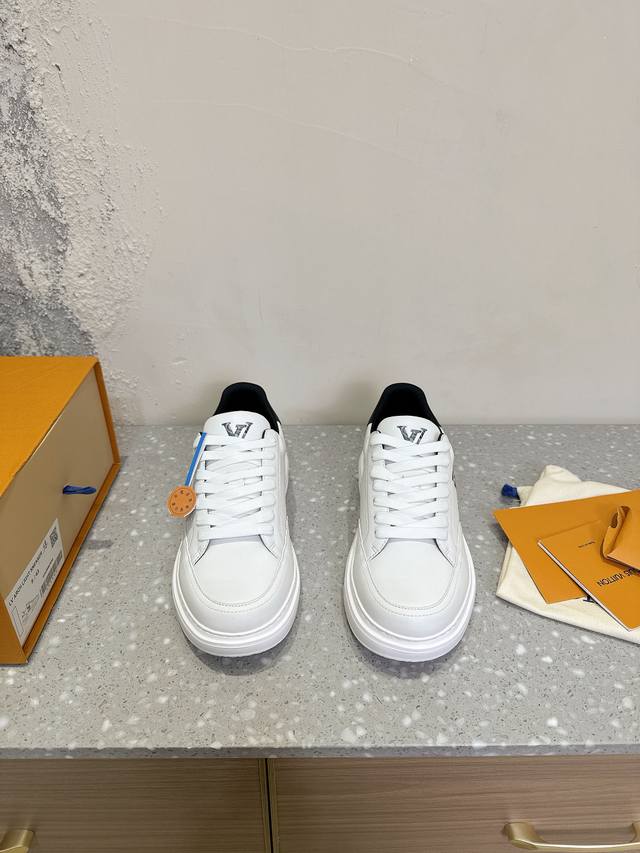 Louis Vuitton 25ss新款 路易威登 小白鞋 休闲鞋 运动鞋驴牌LV路易威登为环保设计情侣鞋Charlie 与Squad运动鞋侧身超大LV log