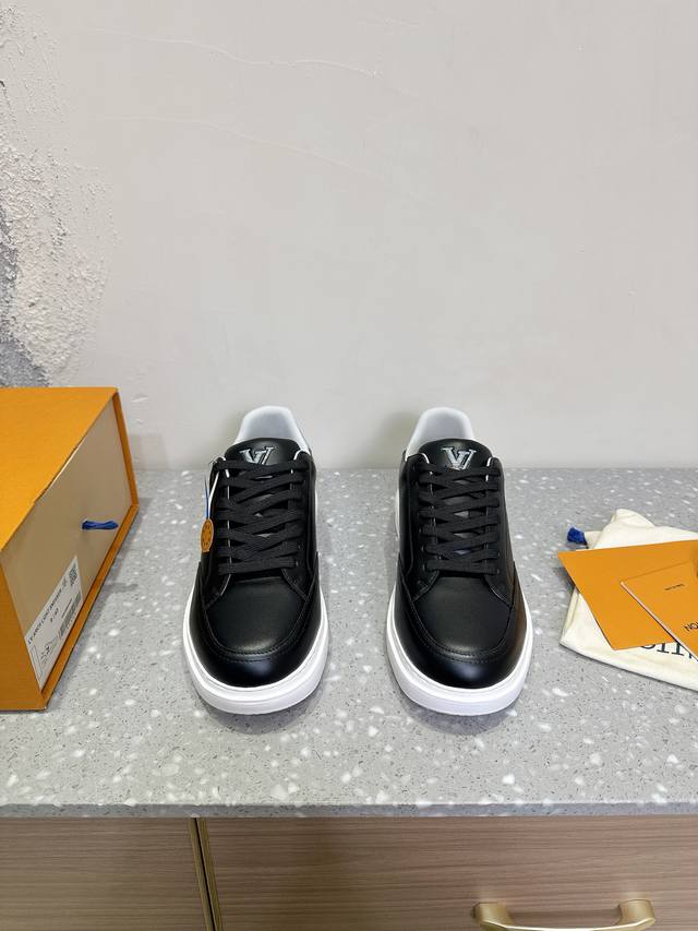 Louis Vuitton 25ss新款 路易威登 小白鞋 休闲鞋 运动鞋驴牌LV路易威登为环保设计情侣鞋Charlie 与Squad运动鞋侧身超大LV log