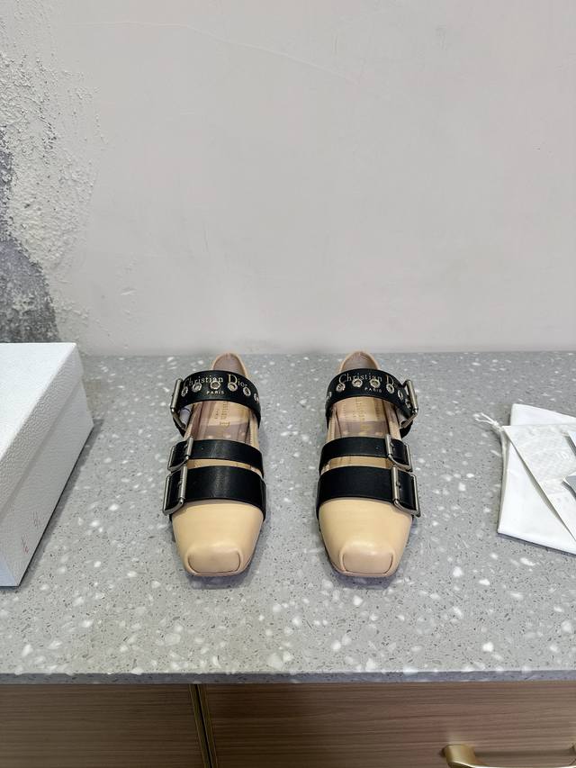 Dior 迪奥 25ss早春新款 经典罗马 芭蕾舞鞋不会跳舞也要抢着买买买的芭蕾舞鞋 可以说是万千少女搭配连衣裙的必杀技了 张驰有度的弹力包裹的非常舒适上脚优雅