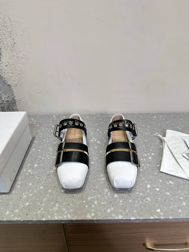 Dior 迪奥 25ss早春新款 经典罗马 芭蕾舞鞋不会跳舞也要抢着买买买的芭蕾舞鞋 可以说是万千少女搭配连衣裙的必杀技了 张驰有度的弹力包裹的非常舒适上脚优雅
