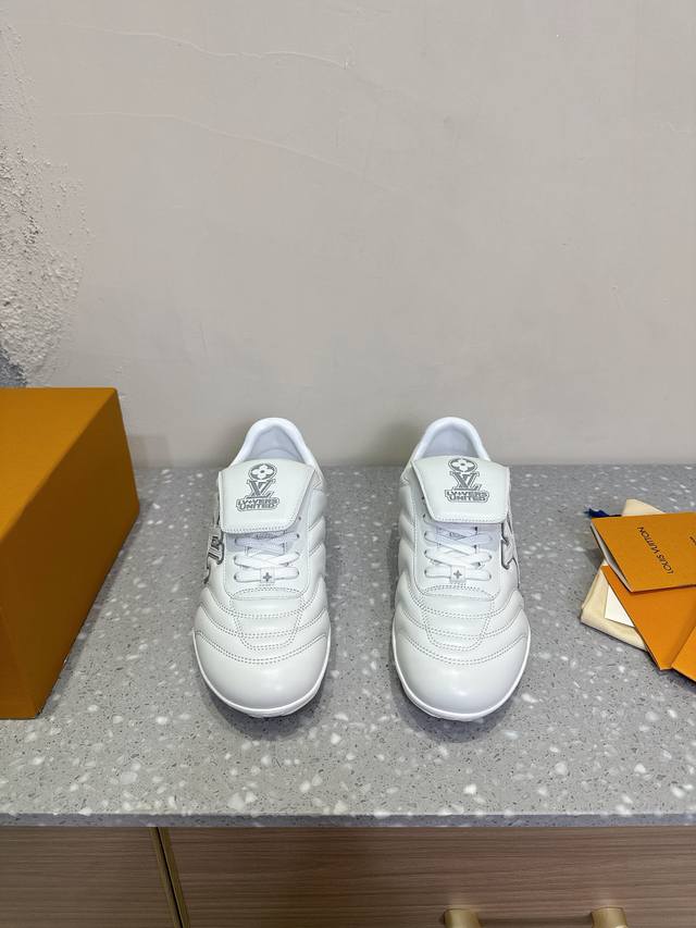 Louis Vuitton 路易威登 最新Footprint系列 情侣款 足球运动鞋 休闲 跑鞋这款 Footprint Soccer 运动鞋于2025春夏系列